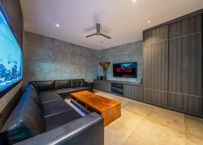 Simpatico Spacious 6 Bedroom Retreat In Villa *