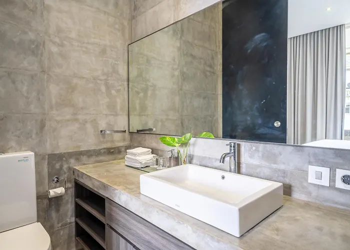 Simpatico Spacious 6 Bedroom Retreat In *