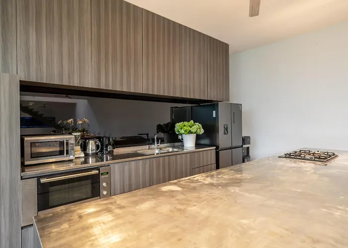 Simpatico Spacious 6 Bedroom Retreat In Villa *