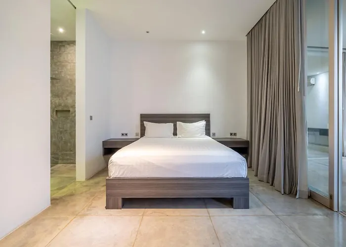 Simpatico Spacious 6 Bedroom Retreat In Villa *