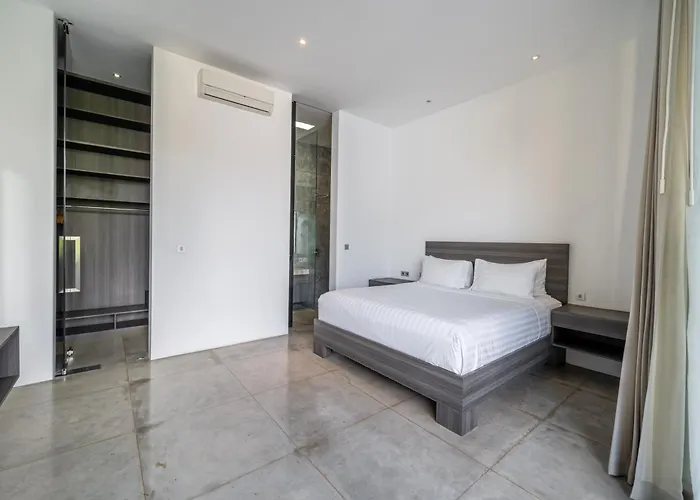 Simpatico Spacious 6 Bedroom Retreat In
