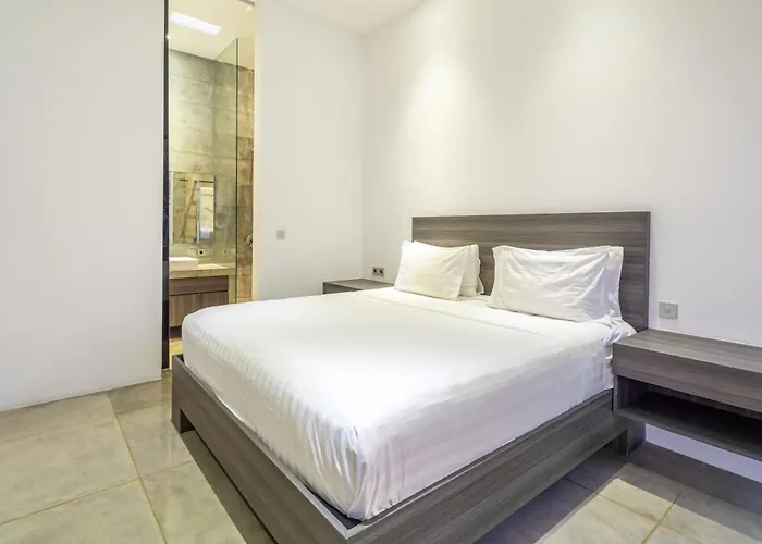 Simpatico Spacious 6 Bedroom Retreat In *